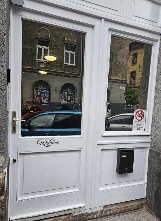 7Dab 10 Contactless Self Check-In Budapest Exterior photo